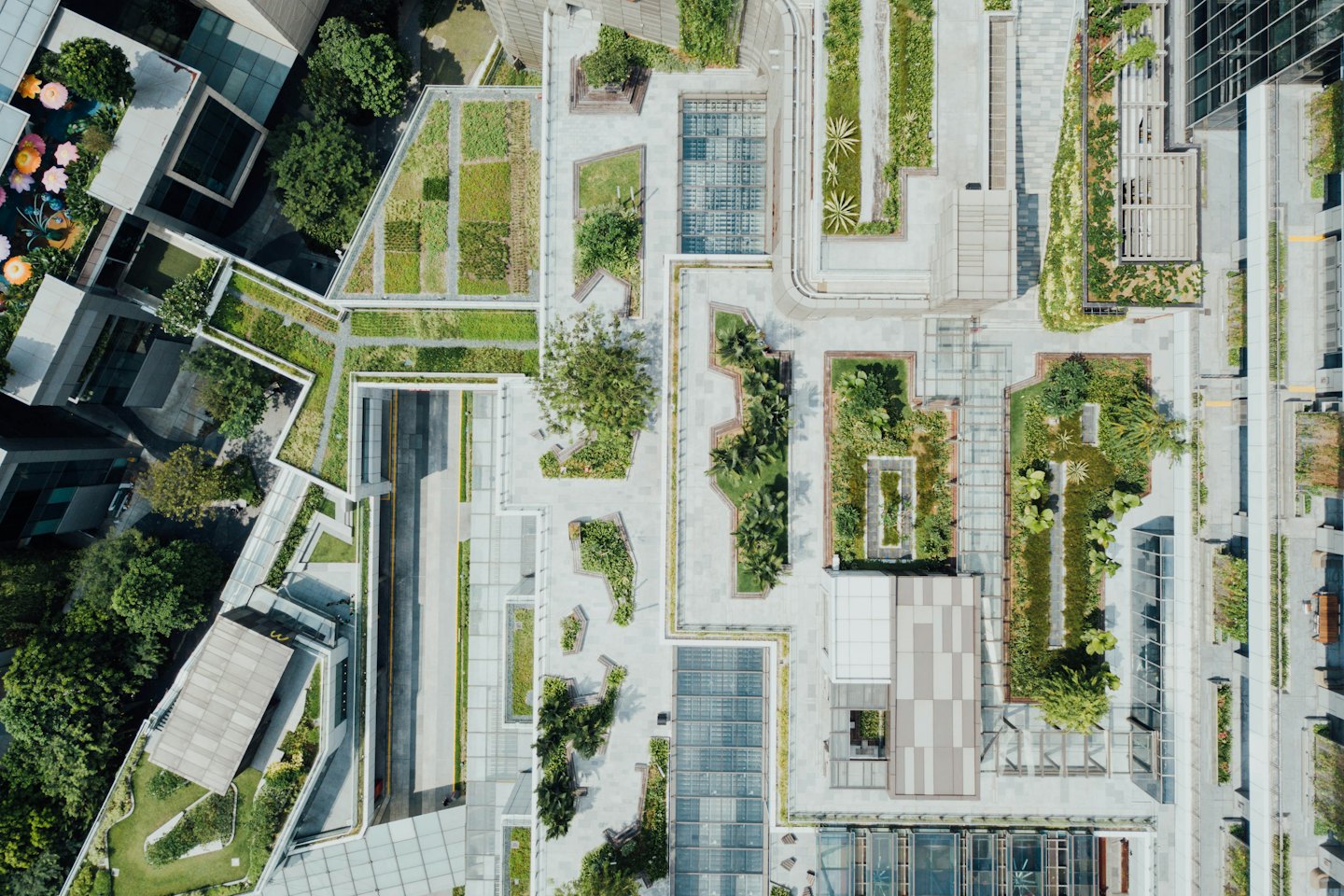 Moderni edifici cittadini con giardini pensili e vegetazione verde.